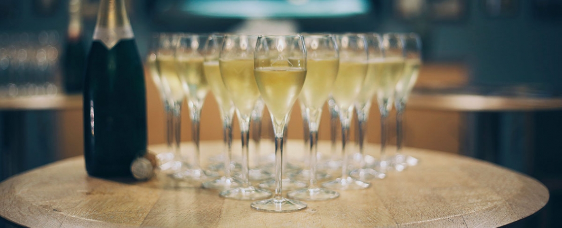 Le champagne, les Anglais et Dom Pérignon : légendes, mensonges et anachronismes.
